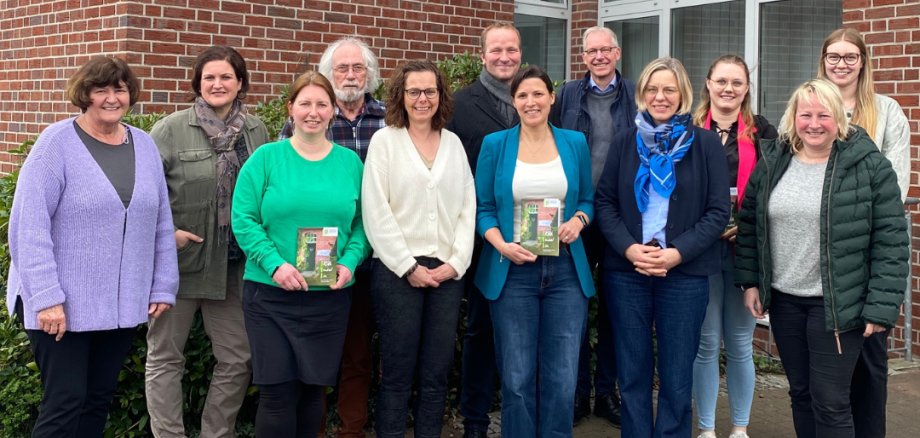 Auf dem Foto sind die Personen der Arbeitsgruppe "Kiek moal in " zu sehen