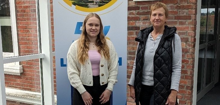 Angelika Lügering heißt die neue Auszubildende Sophie Thünemann herzlich willkommen.