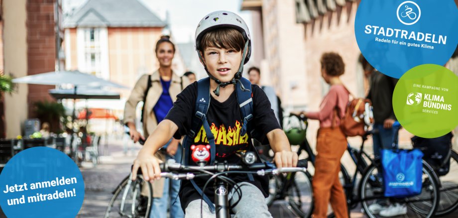 Kinder und Erwachsene fahren mit dem Fahrrad 