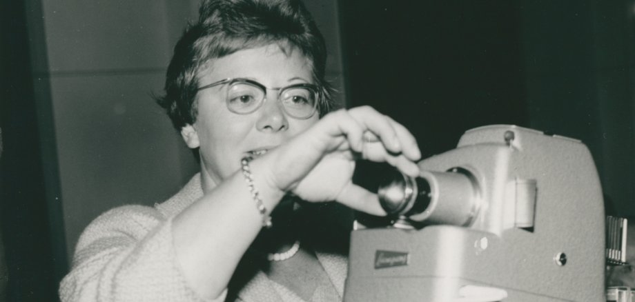 Auf dem Foto das Plakat zur Wanderausstellung Neustart Heimat Dr. Elisabeth Schlicht und der Emslandplan von 1950 bis 1963 zu sehen.