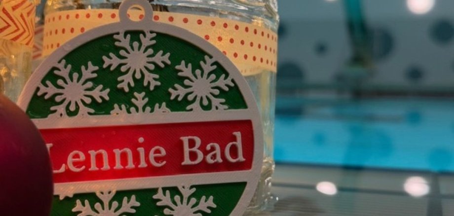 Einladung zum Candle-Light-Schwimmen - 1 Das Schwimmbad "LennieBad" mit einer Kerze davor und einer Weihnachtskugel mit der Aufschrift "LennieBad"