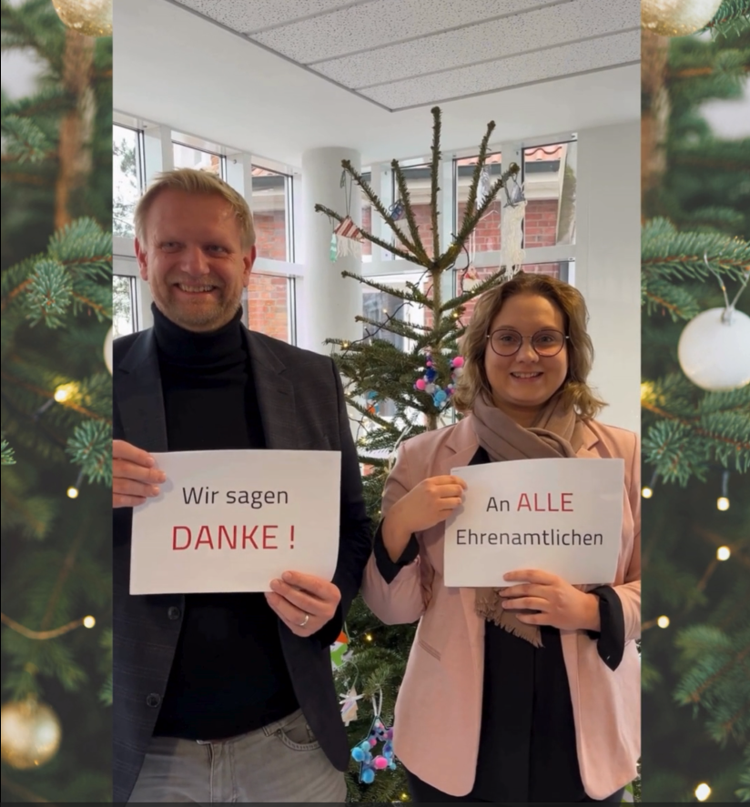 Samtgemeindebürgermeister Matthias Lühn und Freiwilligenagentur-Mitarbeiterin Stefanie Kohne Samtgemeindebürgermeister Matthias Lühn und Freiwilligenagentur-Mitarbeiterin Stefanie Kohne halten Schilder hoch mit "Wir sagen Danke an alle Ehrenamtlichen"