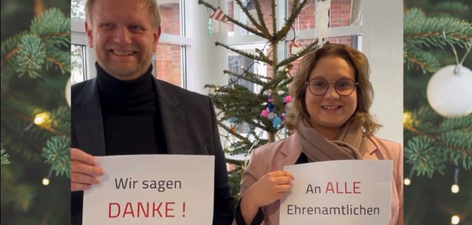 Samtgemeindebürgermeister Matthias Lühn und Freiwilligenagentur-Mitarbeiterin Stefanie Kohne Samtgemeindebürgermeister Matthias Lühn und Freiwilligenagentur-Mitarbeiterin Stefanie Kohne halten Schilder hoch mit "Wir sagen Danke an alle Ehrenamtlichen"