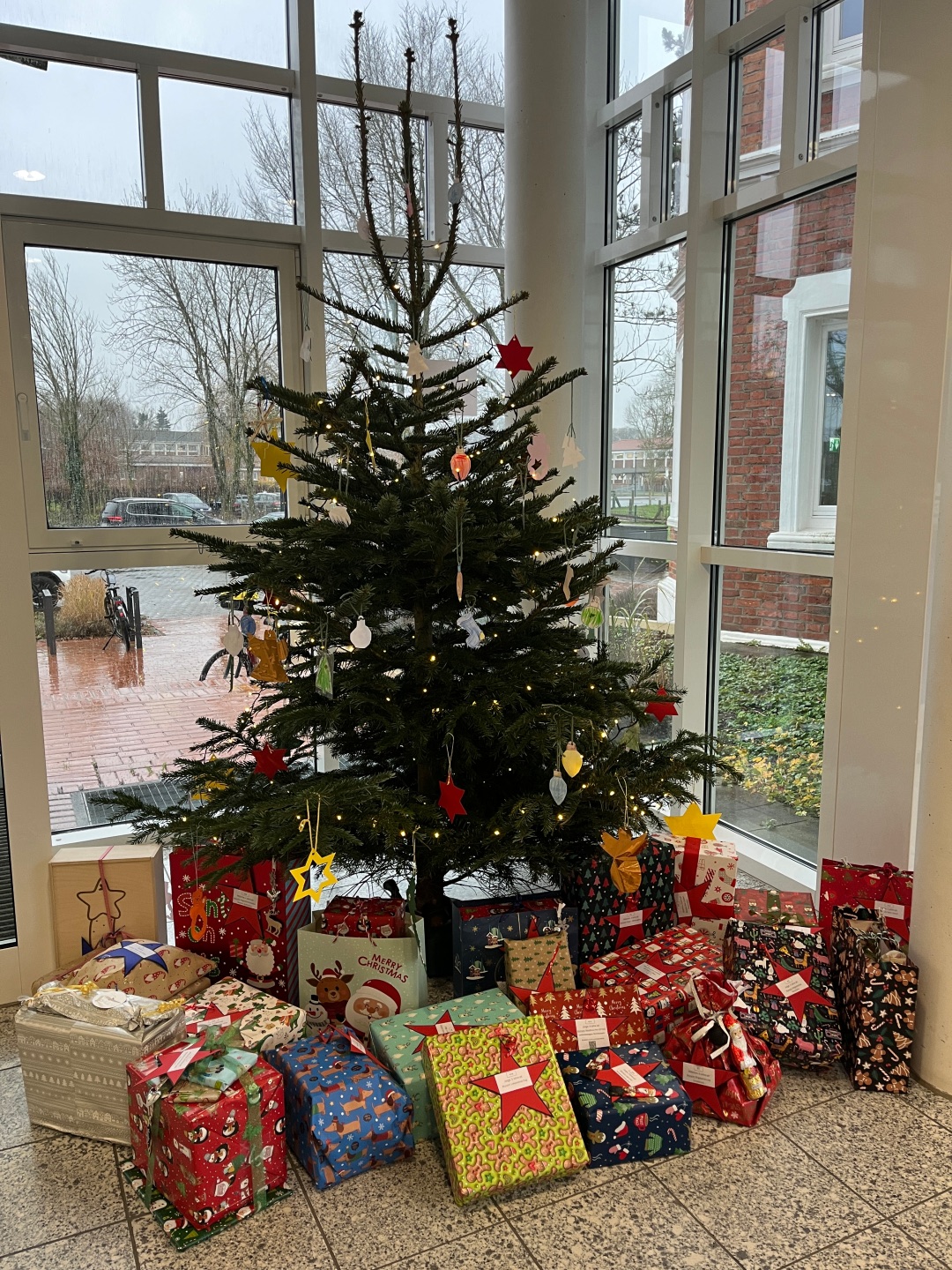 Ein geschmückter Tannenbaum mit schön verpackten Geschenken darunter