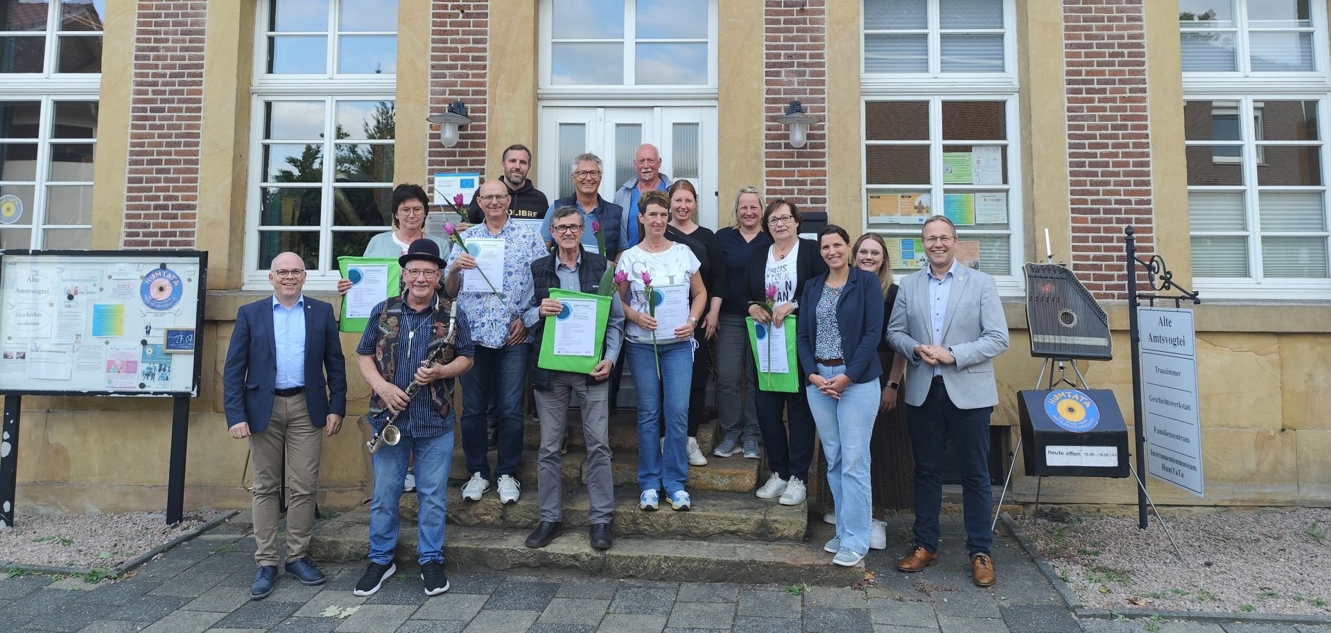 Die neuen Gästebegleiterinnen und Gästebegleiter sind mit ihren Zertifikaten auf dem Foto zu sehen.