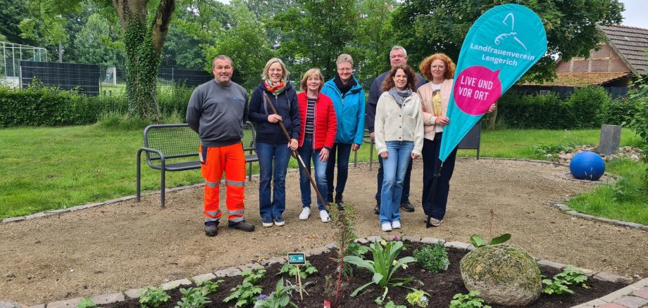 Auf dem Foto sind von links nach rechts folgende Personen zu sehen:  Ludger Overberg von der Gemeinde Lengerich, Christiane Bregen-Meiners und Rita Ohmann vom Landfrauenverein Lengerich, Pastorin Frauke Schaefer der evangelisch reformierten Kirchengemeinde Lengerich, Bürgermeister Gerd Wübbe der Gemeinde Lengerich, Christine Wilken-Keeve und Michaela Dagger vom Landfrauenverein Lengerich