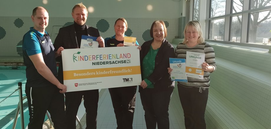 Auf dem Foto sind Schwimmmeister Yves Kruse, SGB Matthias Lühn, Schwimmmeisterin Juliane Hoffmann, Martina Alfers vom Emsland Tourismus und Ilona Schulte vom Fachbereich 1 für Tourismus und Kultur zu sehen.