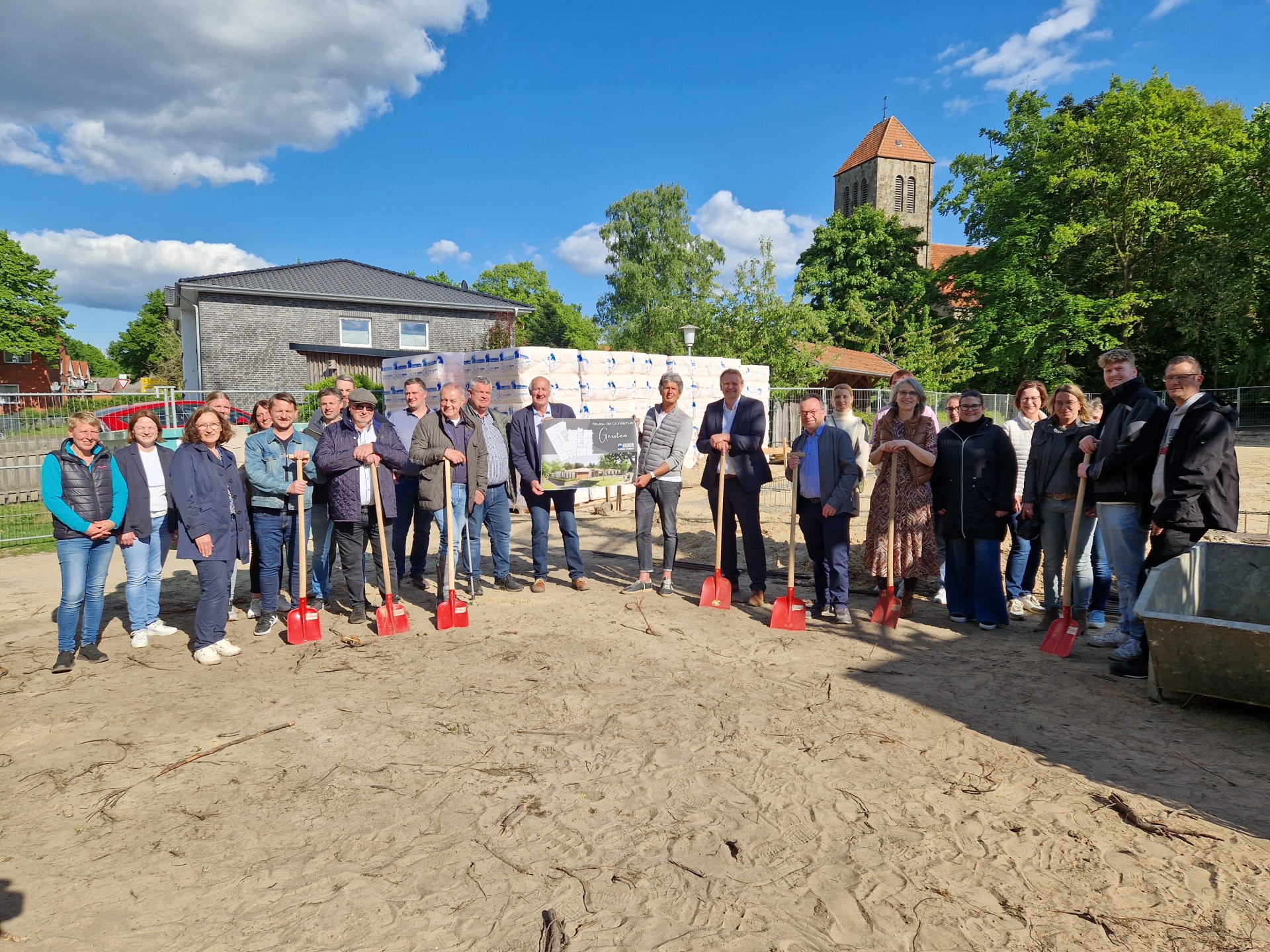 Foto vom offiziellen Spatenstich an der Grundschule Gersten 