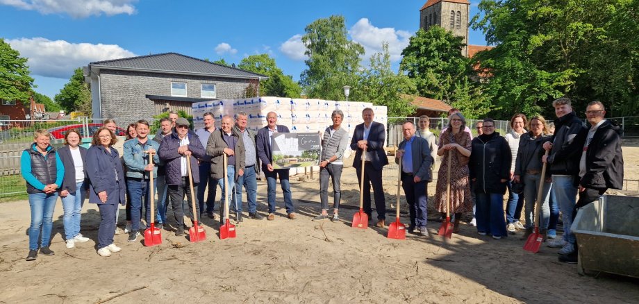 Foto vom offiziellen Spatenstich an der Grundschule Gersten 
