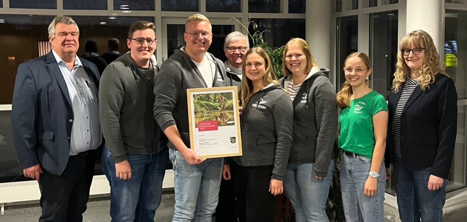 Die Teilnehmenden freuen sich über das herausragende Engagement der Preisträgerinnen und
Preisträger in Sachen Klimaschutz. Übergabe des Klimaschutzpreis durch Sandra Schnetlage von der Westenergie. Auf dem Foto sind von links Gerd Wübbe, Bürgermeister der Gemeinde Lengerich, die Gewinner der Jugendgruppe St. Benedikt und Sandra Schnetlage von der Westenergie zu sehen.