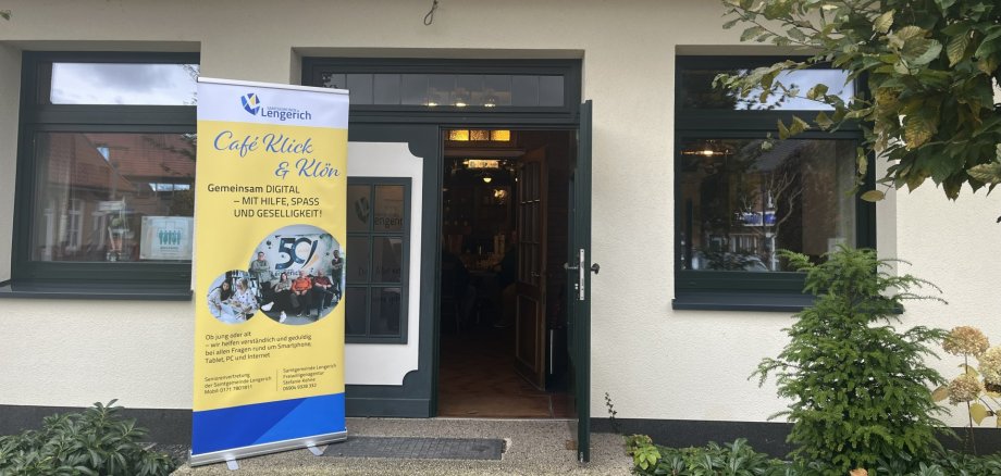 Haus Erdmann mit Roll-Up Digitalcafé davor