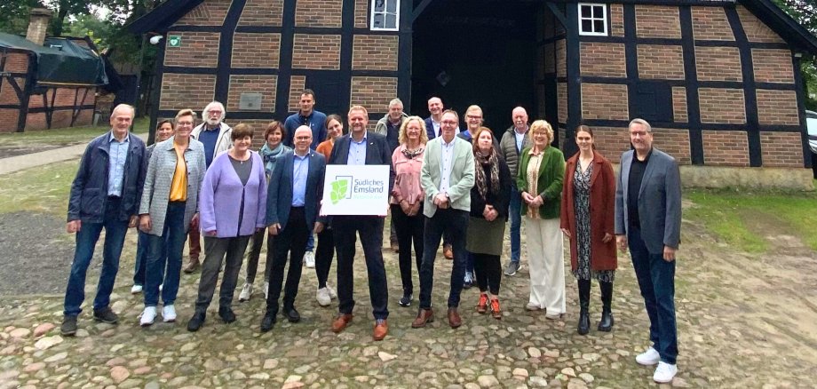 Auf dem Foto sind die Teilnehmer LAG Sitzung der LEADER Region Südliches Emsland vom 17.09.2025 in Emsbüren vor dem Heimathaus