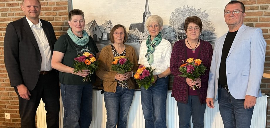 von links: Samtgemeindebürgermeister Matthias Lühn, Seniorenvertreterin Karoline Wesselmann (Gersten), Seniorenvertreterin Waltraud Brinkmann (Lengerich), Seniorenvertreterin Elisabeth Seewald (Lengerich), Seniorenvertreterin Renate Theismann (Handrup), Seniorenvertreter Rüdiger Witza (Samtgemeinde) von links: Samtgemeindebürgermeister Matthias Lühn, Seniorenvertreterin Karoline Wesselmann (Gersten), Seniorenvertreterin Waltraud Brinkmann (Lengerich), Seniorenvertreterin Elisabeth Seewald (Lengerich), Seniorenvertreterin Renate Theismann (Handrup), Seniorenvertreter Rüdiger Witza (Samtgemeinde)