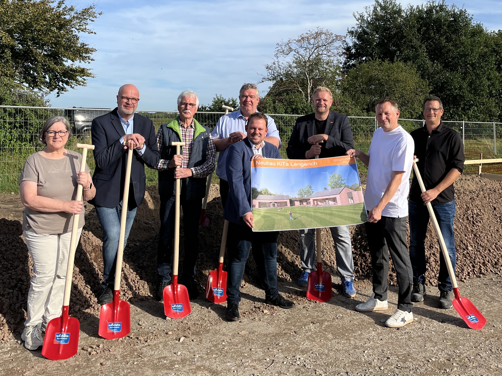 von links nach rechts: Petra Hilbers, Vorsitzende Kath. Kirchengemeindeverband Kindertagesstätten Pfarreiengemeinschaft Lengerich-Bawinkel Pfarrer Markus Brinker Friedhelm Hubelitz, Bauunternehmen Hubelitz Gerhard Wübbe, Bürgermeister Gemeinde Lengerich Matthias Sierp, Geschäftsführer Kath. Kirchengemeindeverband Kindertagesstätten Pfarreiengemeinschaft Lengerich-Bawinkel Matthias Lühn, Samtgemeindebürgermeister Stefan Knipper, Knipper Kleine Architekten Christian Bollmann, Samtgemeindeverwaltung Lengerich