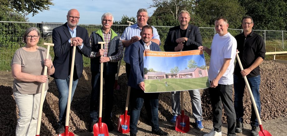 von links nach rechts: Petra Hilbers, Vorsitzende Kath. Kirchengemeindeverband Kindertagesstätten Pfarreiengemeinschaft Lengerich-Bawinkel Pfarrer Markus Brinker Friedhelm Hubelitz, Bauunternehmen Hubelitz Gerhard Wübbe, Bürgermeister Gemeinde Lengerich Matthias Sierp, Geschäftsführer Kath. Kirchengemeindeverband Kindertagesstätten Pfarreiengemeinschaft Lengerich-Bawinkel Matthias Lühn, Samtgemeindebürgermeister Stefan Knipper, Knipper Kleine Architekten Christian Bollmann, Samtgemeindeverwaltung Lengerich