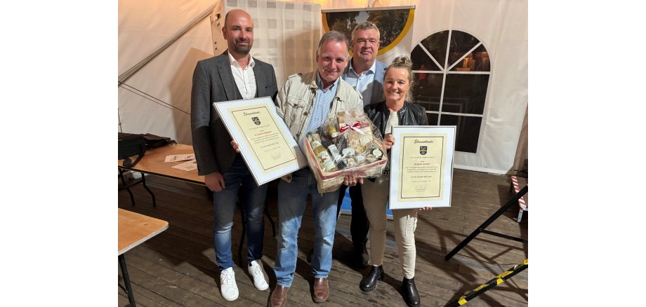 Bild von Christian Heskamp, Dr. Martin Wegener, Bürgermeister Gerhard Wübbe und Brigitte Gerdes