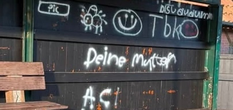 Ein Bild mit Verunreinigen an der Wand