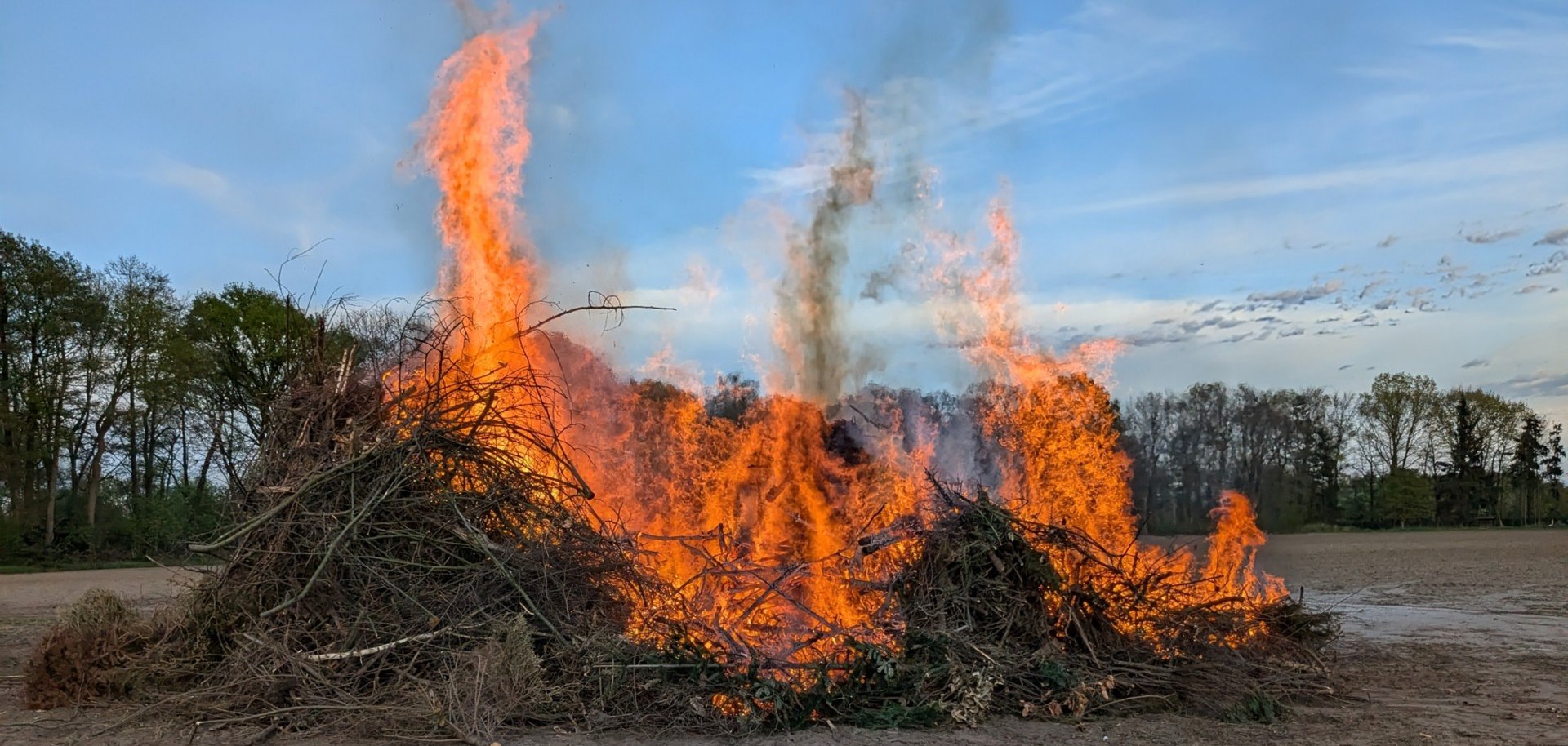 Osterfeuer in der Samtgemeinde Lengerich Ein Osterfeuer wird abgebrannt