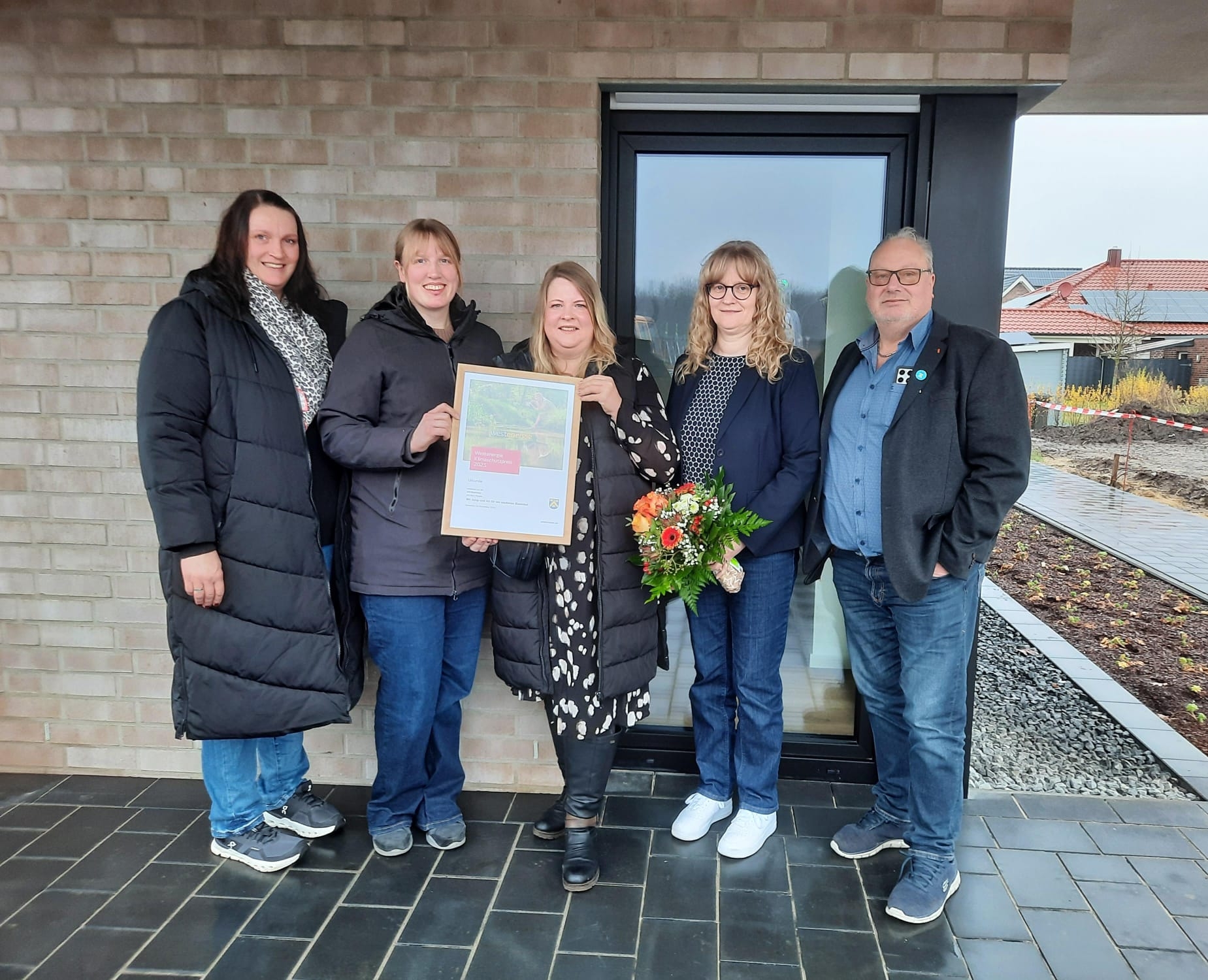 Bild von 5 Leuten, 3 von der kfd Bawinkel, vom Bürgermeister in Bawinkel und von Westenergie eine Frau Schnetlage