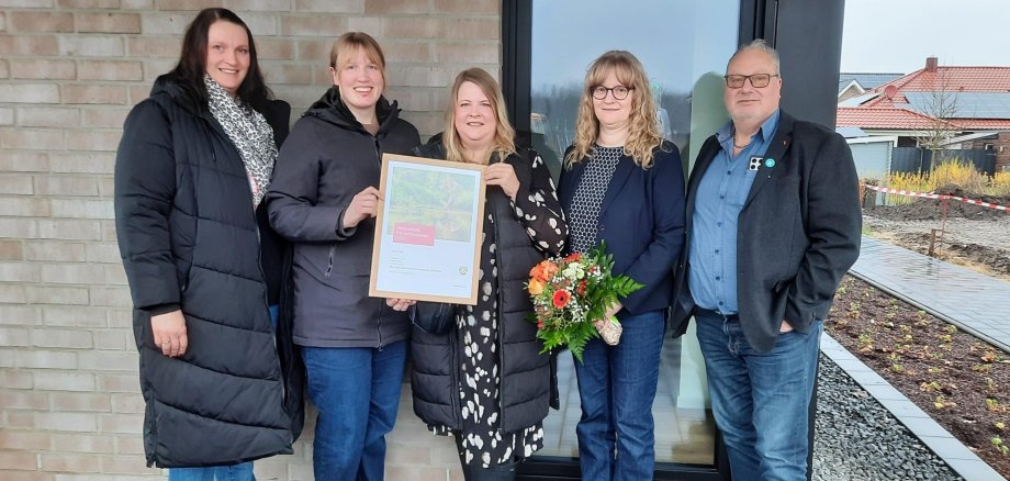 Bild von 5 Leuten, 3 von der kfd Bawinkel, vom Bürgermeister in Bawinkel und von Westenergie eine Frau Schnetlage