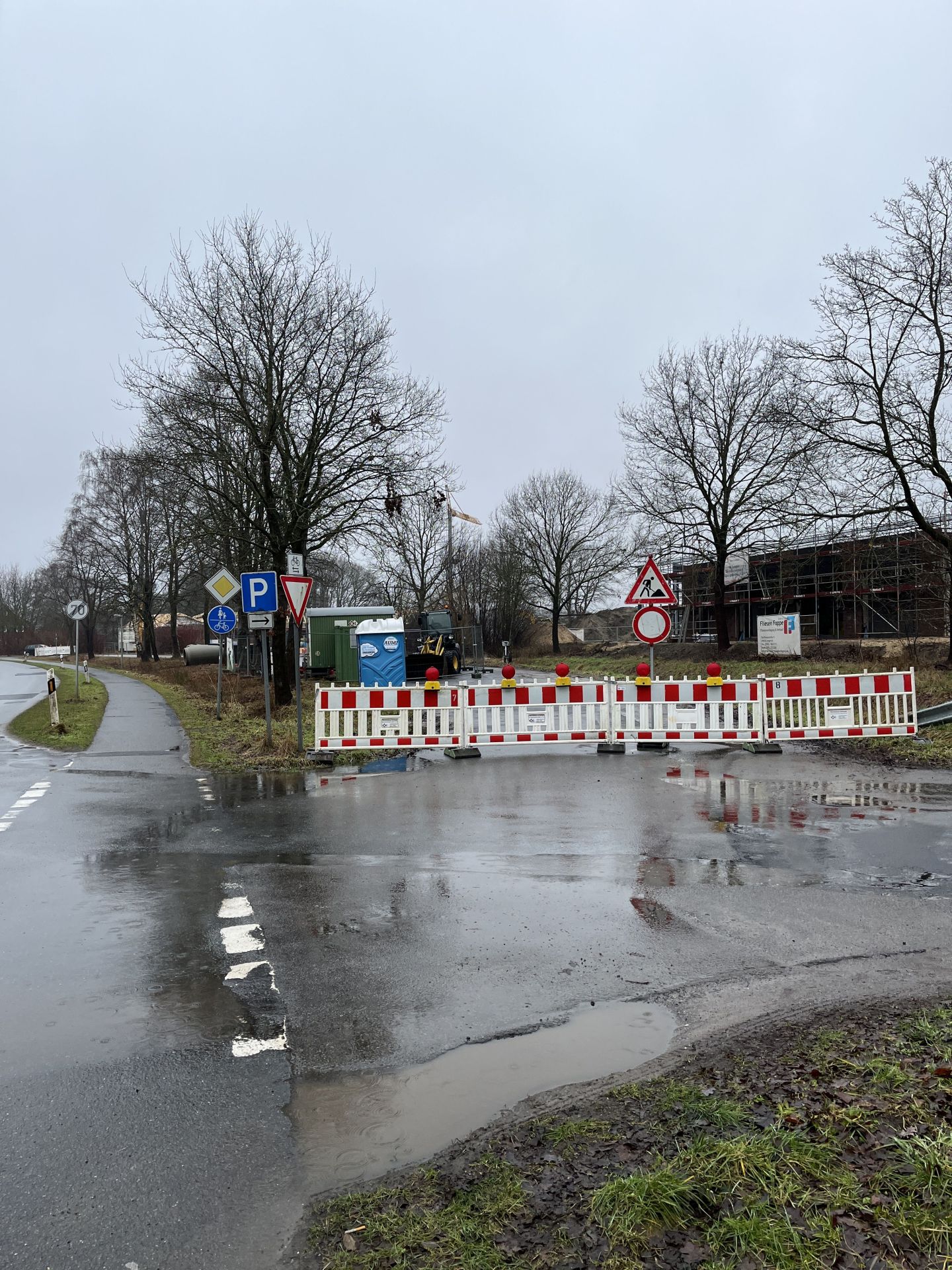 Blick auf die Sperrung des Parkplatzes an der Frerener Straße