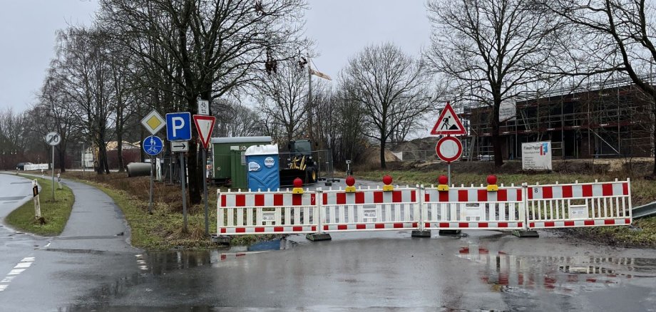 Blick auf die Sperrung des Parkplatzes an der Frerener Straße