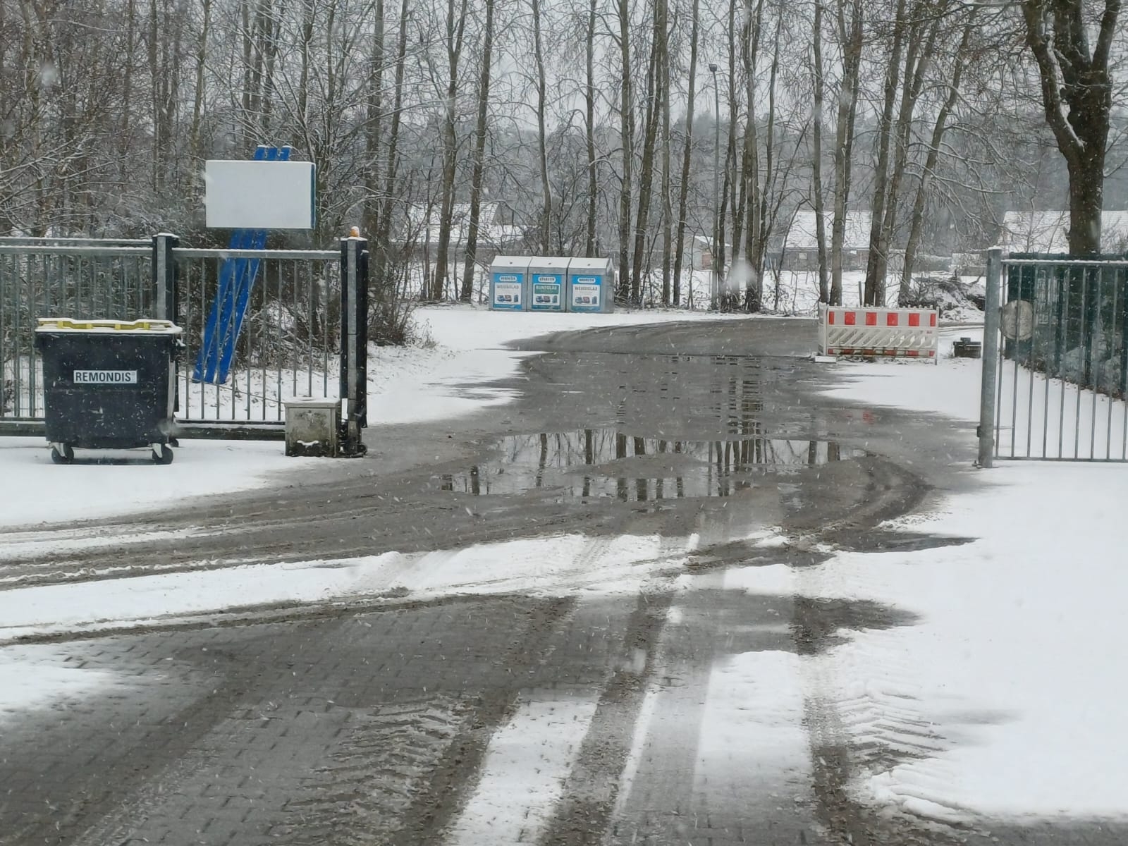 Die Glascontainer stehen an ihrem neuen Standort, es wird der Wendehammer im Foppenkamp mit den Glascontainern dargestellt