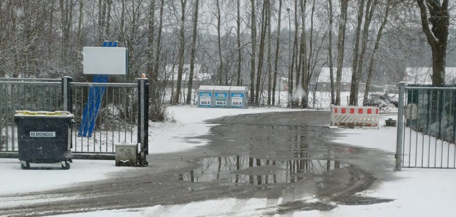 Die Glascontainer stehen an ihrem neuen Standort, es wird der Wendehammer im Foppenkamp mit den Glascontainern dargestellt