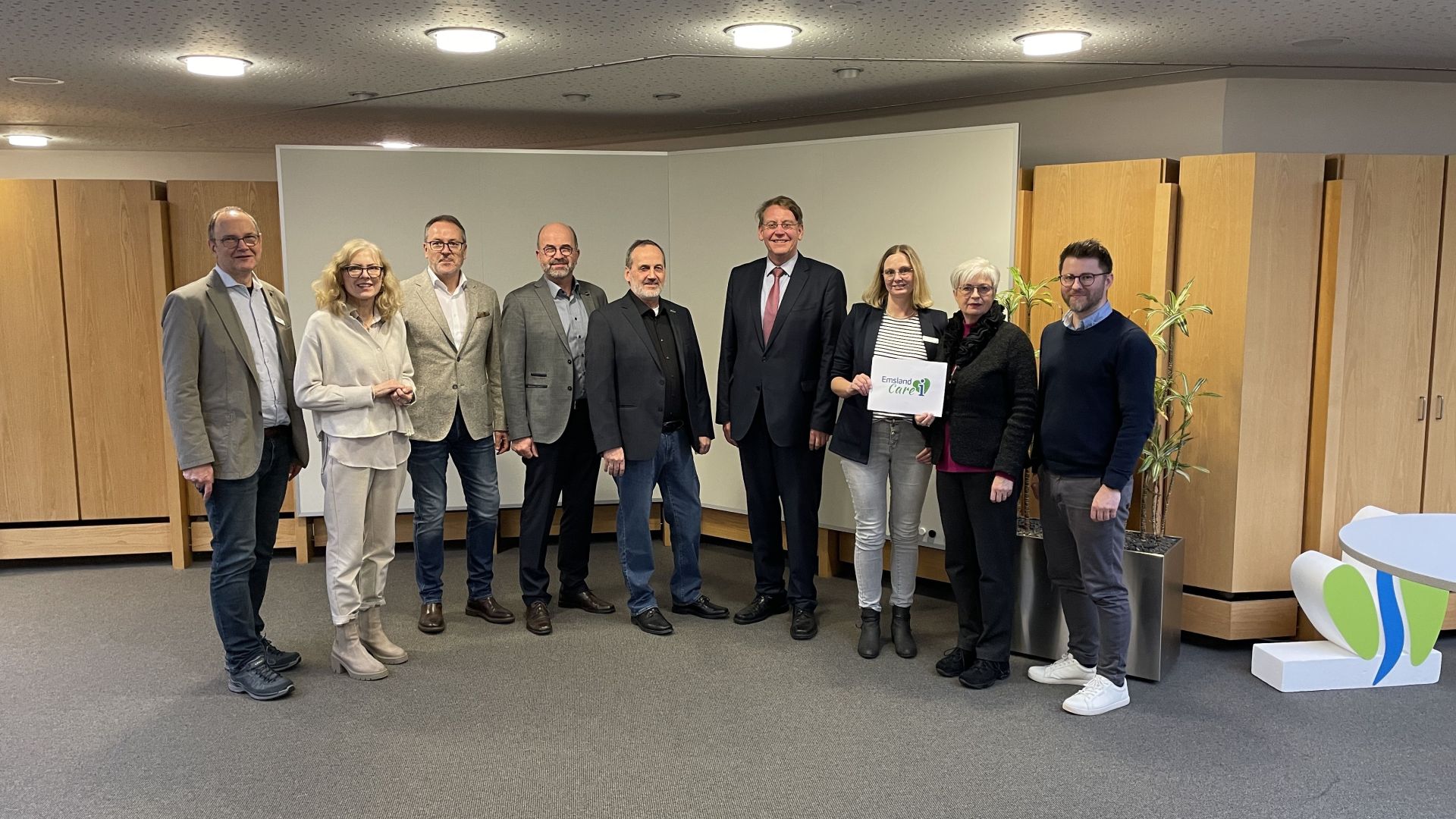Die Umsetzer von „EmslandCare“ freuen sich über den Startschuss für das Projekt, darunter Landrat Marc-André Burgdorf (vierter von rechts) und Dr. Sigrid Kraujuttis (zweite von links), HVB Sprecher Helmut Knurbein (dritter von links) und Christoph Schwerdt (vierter von links) sowie Wolfgang Hentrich (Mitte) von genial eG. 