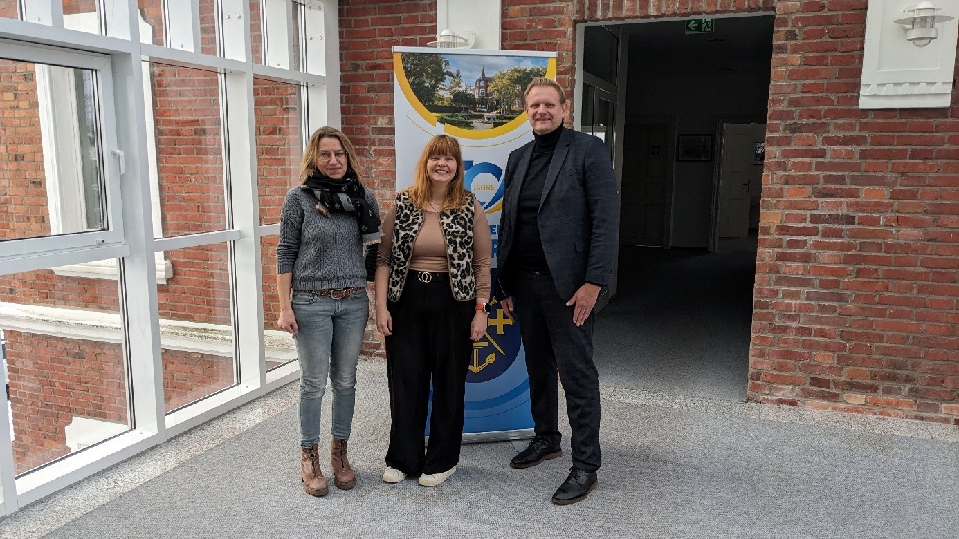 Auf dem Foto ist von links Silke Skulimma, Daniela Dust und Samtgemeindebürgermeister  Matthias Lühn zu sehen.