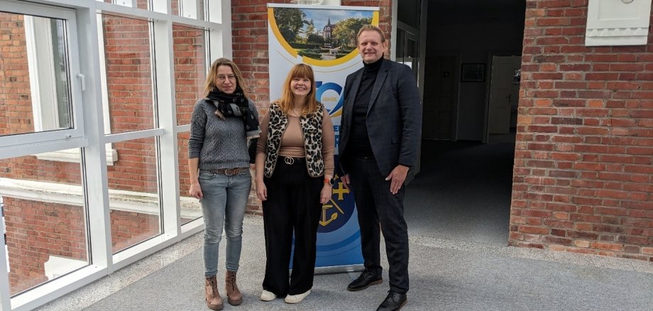Auf dem Foto ist von links Silke Skulimma, Daniela Dust und Samtgemeindebürgermeister  Matthias Lühn zu sehen.
