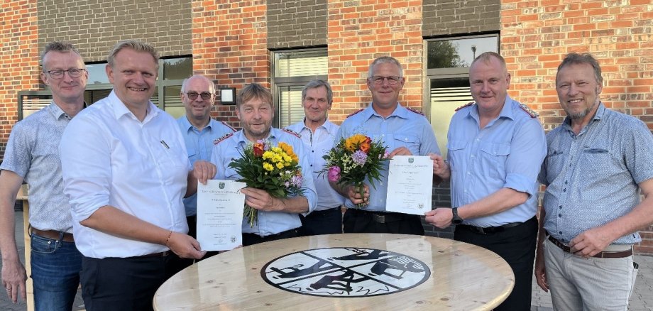 Alexander Kuis ist ab dem 15.07.2026 neuer stellvertretender Ortsbrandmeister der Ortsfeuerwehr in Wettrup. Auf dem Foto von links nach rechts zu sehen sind  Ansgar Kötting (Fachbereichsleiter), Matthias Lühn (Samtgemeindebürgermeister), Jürgen Schlump (Ortsbrandmeister der Ortsfeuerwehr Wettrup), Josef Bornhorst (ehemaliger stellvertretender Ortsbrandmeister der Ortsfeuerwehr Wettrup), Franz Uhlenberg (Ratsvorsitzender), Alexander Kuis (stellvertretender Ortsbrandmeister der Ortsfeuerwehr Wettrup), Michael Moss (Gemeindebrandmeister), Hermann Berning (Bürgermeister der Gemeinde Wettrup)  