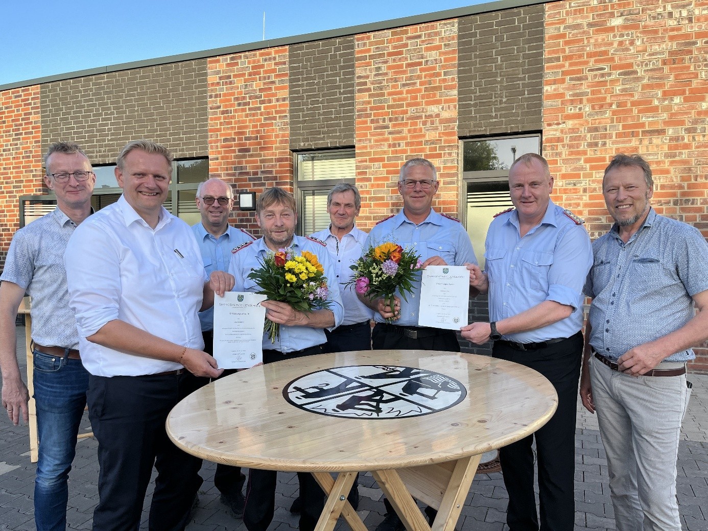 Alexander Kuis ist ab dem 15.07.2026 neuer stellvertretender Ortsbrandmeister der Ortsfeuerwehr in Wettrup. Auf dem Foto von links nach rechts zu sehen sind  Ansgar Kötting (Fachbereichsleiter), Matthias Lühn (Samtgemeindebürgermeister), Jürgen Schlump (Ortsbrandmeister der Ortsfeuerwehr Wettrup), Josef Bornhorst (ehemaliger stellvertretender Ortsbrandmeister der Ortsfeuerwehr Wettrup), Franz Uhlenberg (Ratsvorsitzender), Alexander Kuis (stellvertretender Ortsbrandmeister der Ortsfeuerwehr Wettrup), Michael Moss (Gemeindebrandmeister), Hermann Berning (Bürgermeister der Gemeinde Wettrup)  