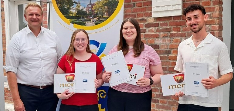 Die Auszubildenden Antonia Hellmann, Maja Wübbels und Maxim Blumenstein haben ihre Ausbildung zur/zum Verwaltungsfachangestellten erfolgreich abgeschlossen. Samtgemeindebürgermeister Matthias Lühn gratuliert ihnen herzlich zur bestandenen Abschlussprüfung.