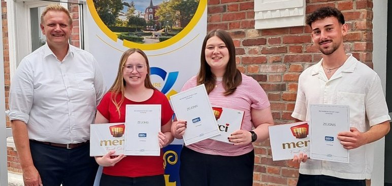 Glückwunsch zur bestandenen Abschlussprüfung Die Auszubildenden Antonia Hellmann, Maja Wübbels und Maxim Blumenstein haben ihre Ausbildung zur/zum Verwaltungsfachangestellten erfolgreich abgeschlossen. Samtgemeindebürgermeister Matthias Lühn gratuliert ihnen herzlich zur bestandenen Abschlussprüfung.