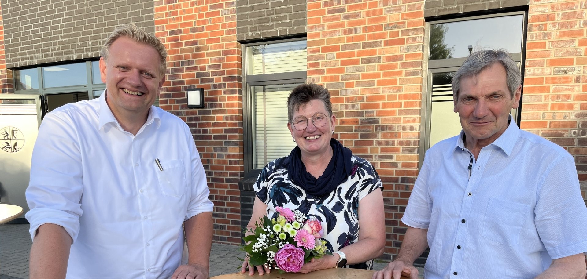 Karoline Wesselmann vertritt die Samtgemeinde Lengerich im Seniorenbeirat des Landkreises Emsland. Auf dem Foto von links nach rechts sind  Samtgemeindebürgermeister Matthias Lühn, Seniorenvertreterin Karoline Wesselmann und den Ratsvorsitzenden vom Samtgemeinderat Franz Uhlenberg zu sehen.