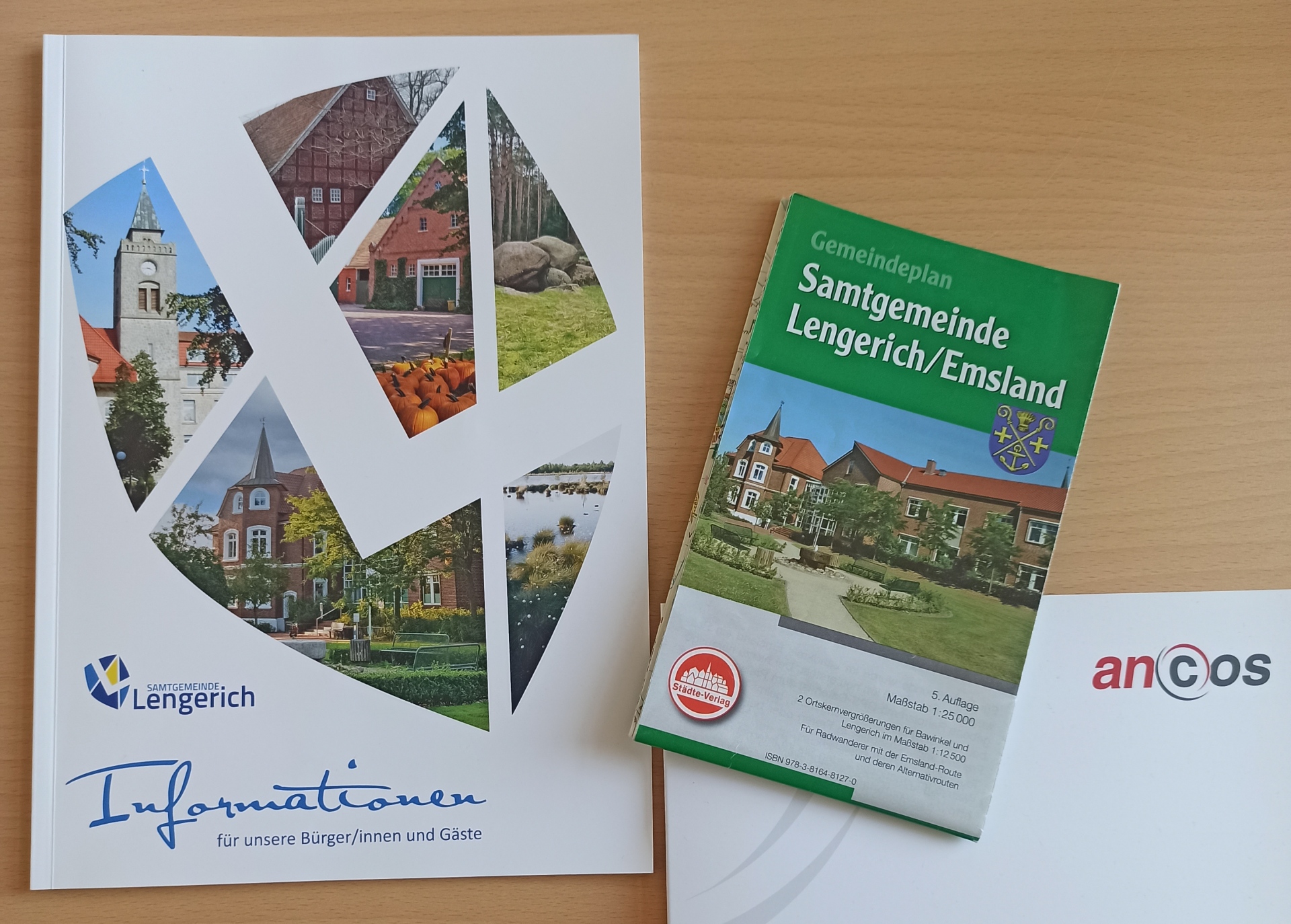Bild der alten Bürgerbroschüre, dem alten Gemeindeplan und dem Logo vom Verlag anCos