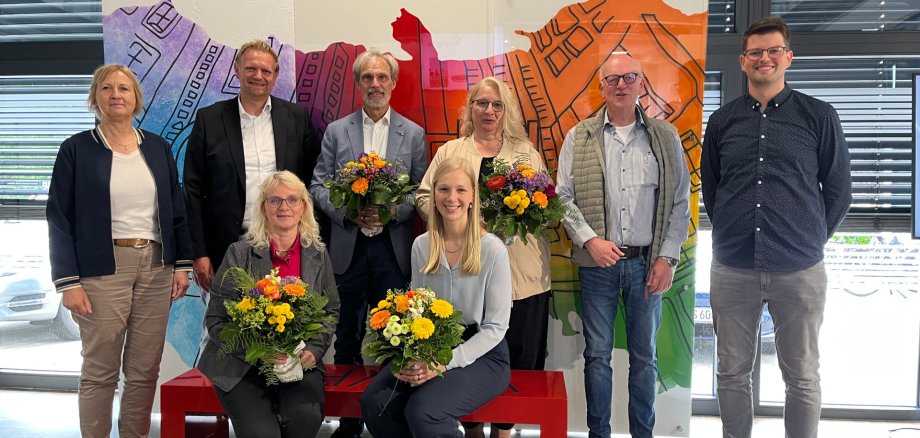 Unternehmerfrühstück Auf dem Foto stehend v. l. n. r.: Frau Lügering, SGB M. Lühn, Herr Schnaider Geschäftsführer der IT Emsland Lingen, Frau und Herr Wehlage, Herr Surmann; sitzend: Frau Bröker vom LK Emsland / Wirtschaftsförderung und Geschäftsführerin Ann-Christin Wehlage