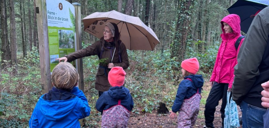 Jutta Over erklärt den Kindern Pflanzen an einer Lerntafel