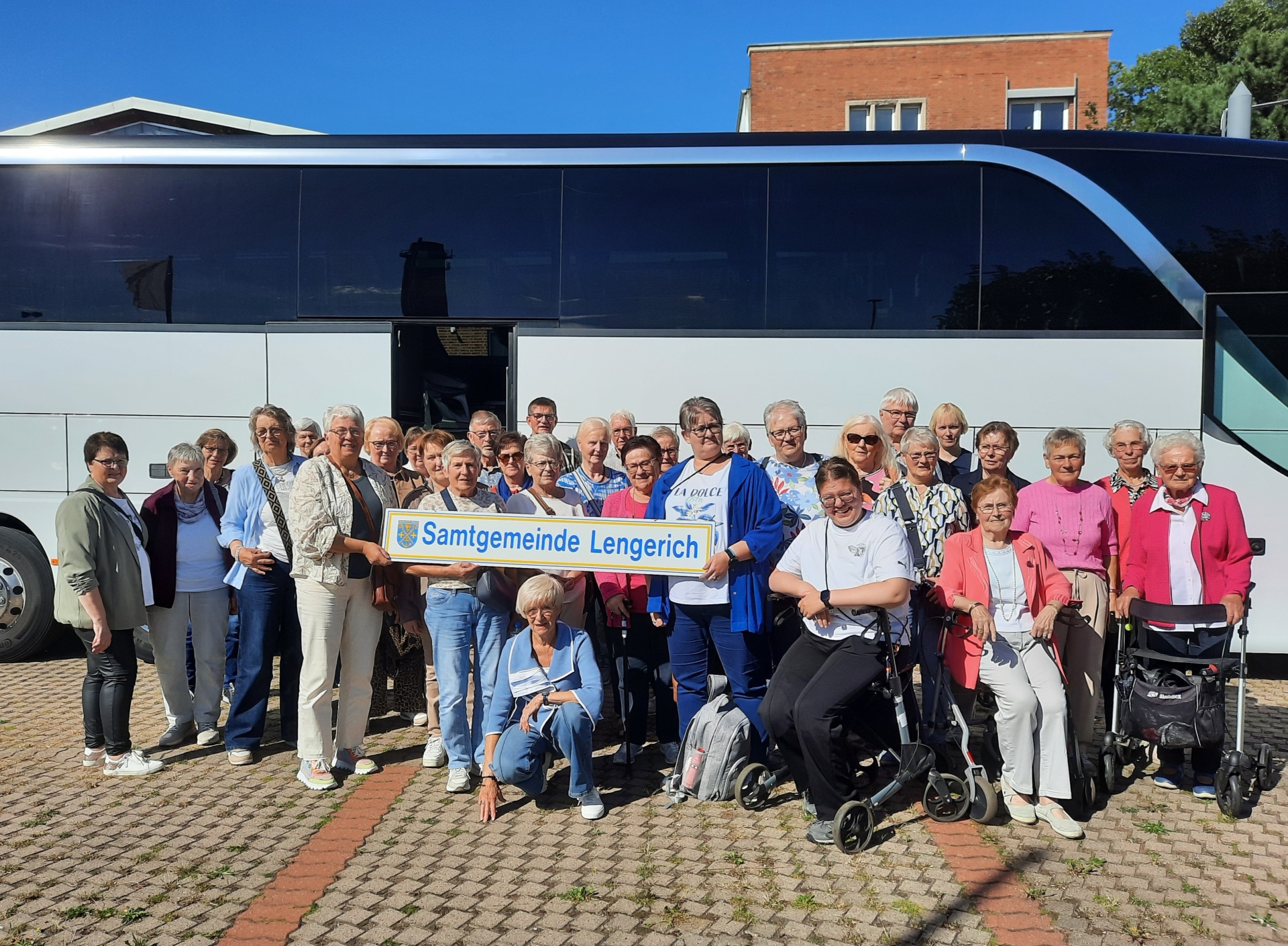 Gruppenfoto der Seniorenfahrt vor dem Reisebus mit dem Schild "Samtgemeinde Lengerich"
