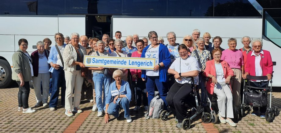 Gruppenfoto der Seniorenfahrt vor dem Reisebus mit dem Schild "Samtgemeinde Lengerich"