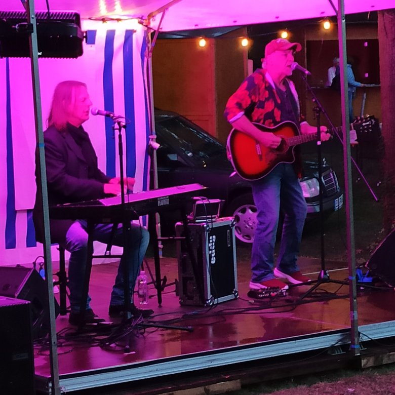 Rockige Klänge beim SeeUferFest mit  Piano Pete & Eddy ließen mit toller Live-Musik den Regen einfach vergessen 