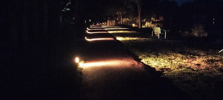 Die wunderschöne Beleuchtung im Bistro-Bereich und am Ufer tauchte das Gelände bei einsetzender Dunkelheit in ein warmes, gemütliches Licht  und bot eine tolle Atmosphäre.