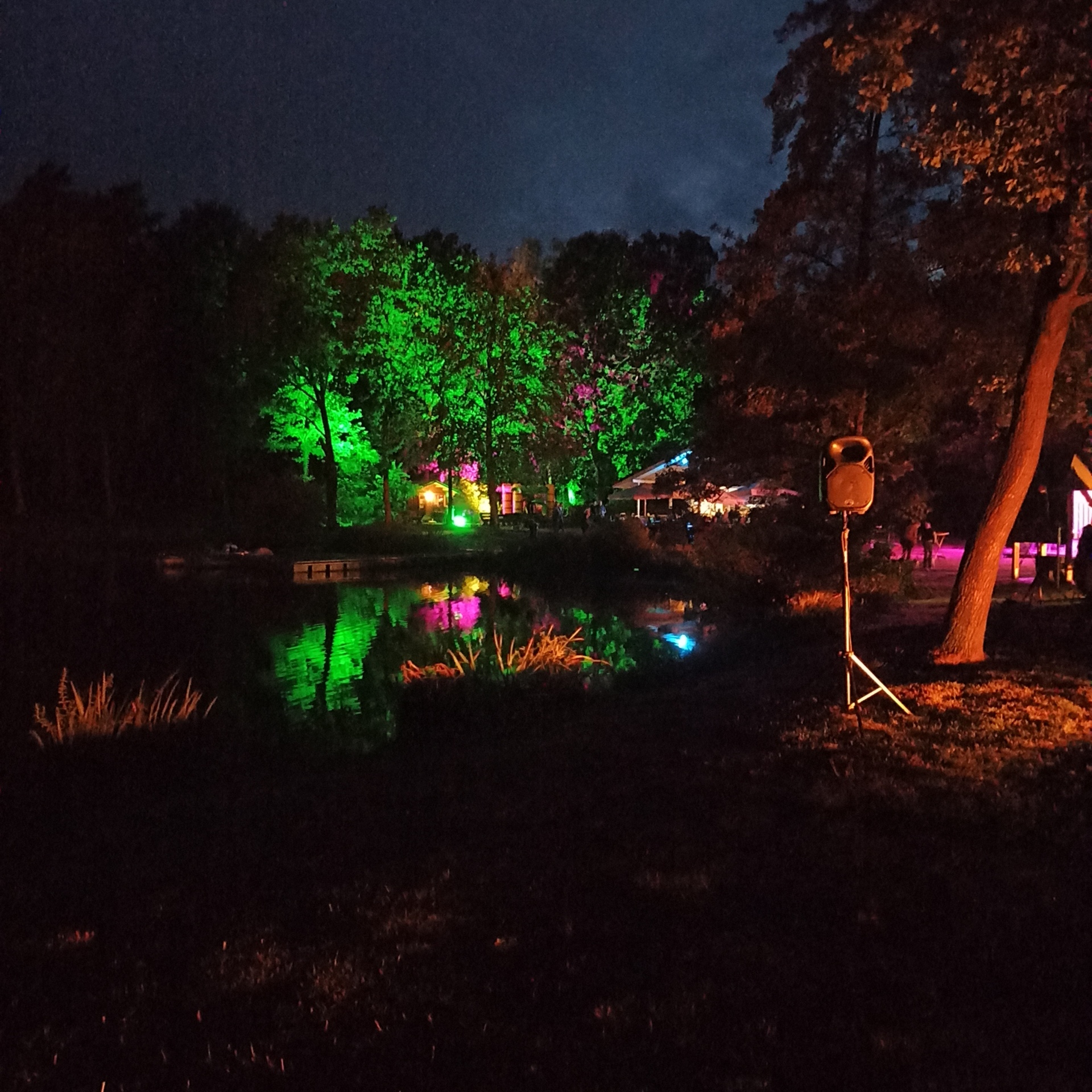 SeeUferFest 2026 Die wunderschöne Beleuchtung im Bistro-Bereich und am Ufer tauchte das Gelände bei einsetzender Dunkelheit in ein warmes, gemütliches Licht und bot eine tolle Atmosphäre.