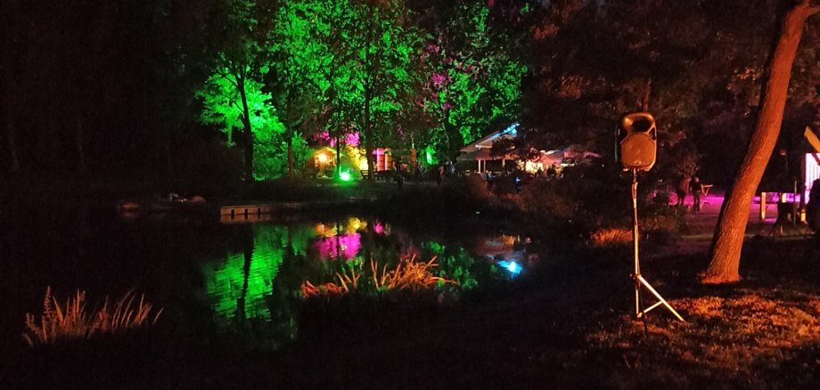 SeeUferFest 2026 Die wunderschöne Beleuchtung im Bistro-Bereich und am Ufer tauchte das Gelände bei einsetzender Dunkelheit in ein warmes, gemütliches Licht und bot eine tolle Atmosphäre.