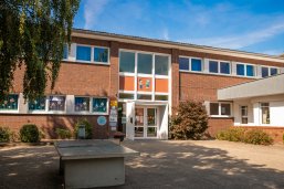Grundschule Bawinkel Blick auf den Eingangsbereich der Grundschule Bawinkel
