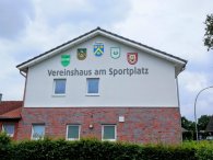 Vereinshaus am Sportplatz Blick auf den Giebel vom Gebäude Vereinshaus am Sportplatz mit den Vereinen SV Bawinkel, Schützenverein Bawinkel, Schießgruppe Bawinkel und dem Musikverein Bawinkel Brögbern
