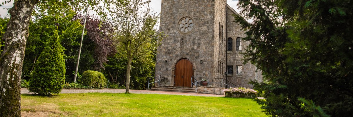 Kath. Kirche Herz Jesu Gersten Blick auf den Turm der katholischen Kirche Herz Jesu in Gersten