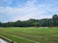 Sportplatz in Gersten Blick auf das Fußballfeld mit Spielern in Gersten