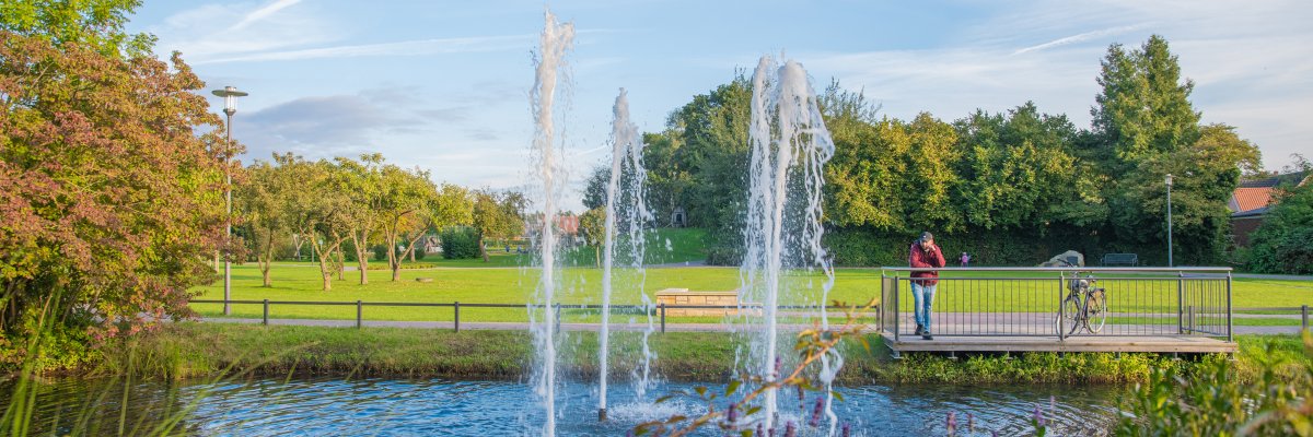 Bürgerpark Banner Blick auf den Burggraben mit Springbrunnen
